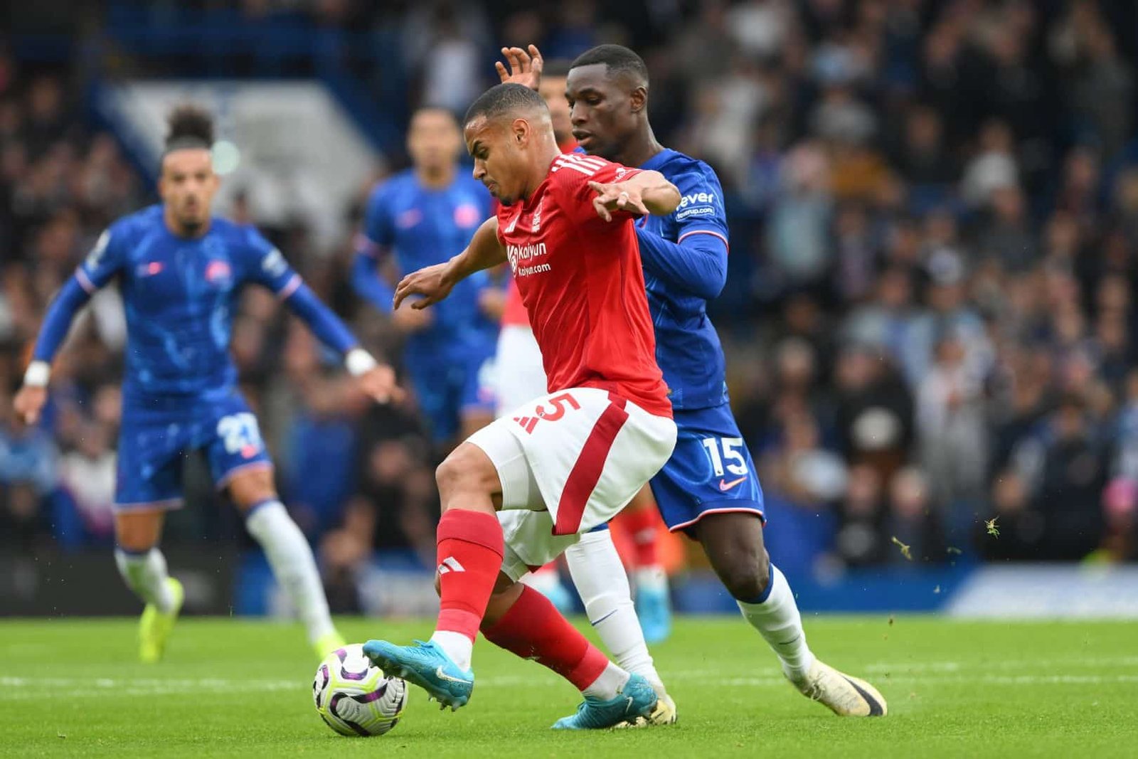 Murillo é elogiado por jogo contra o Chelsea após mais uma ausência na Seleção