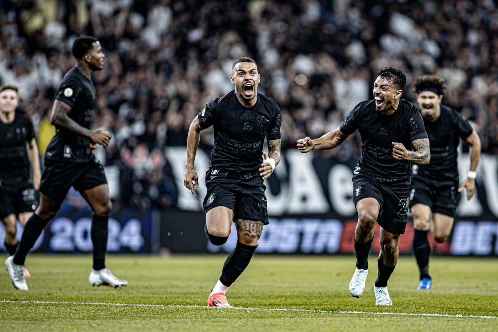Corinthians vence Athletico em jogo da vida e Memphis mostra que não é brincadeira
