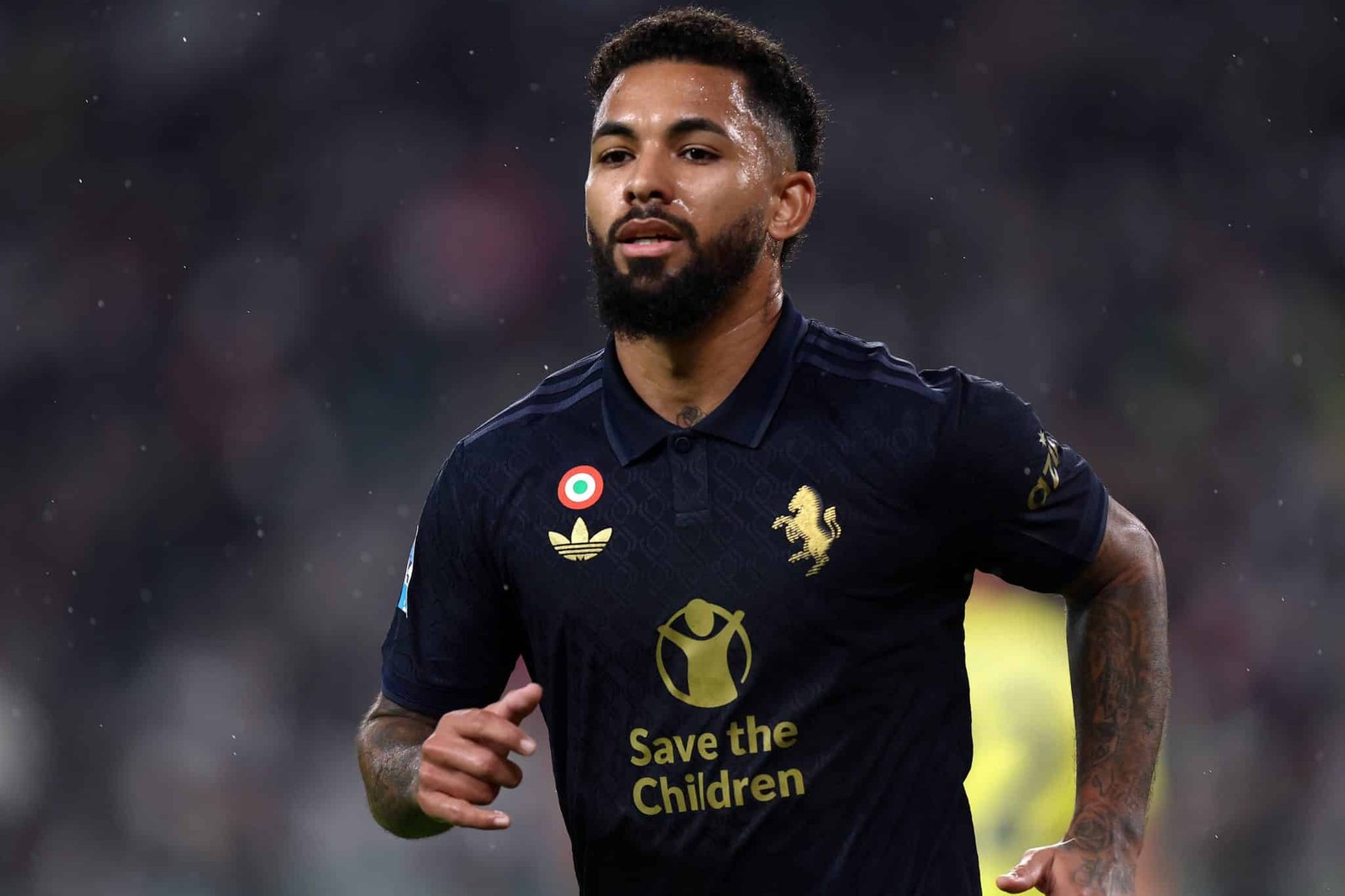 Pistas e declarações tornam Douglas Luiz personagem importante