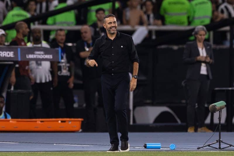 Como Artur Jorge explicou a mudança que fez o Botafogo golear o Peñarol