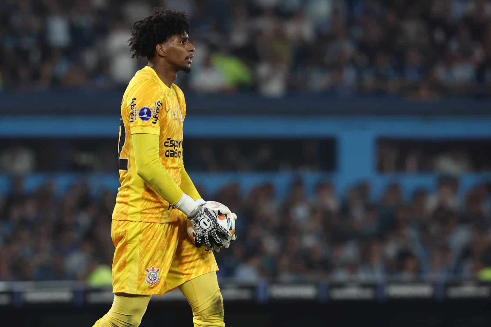 Corinthians muda estratégia e define prazo para a compra de Hugo Souza após interesse do City