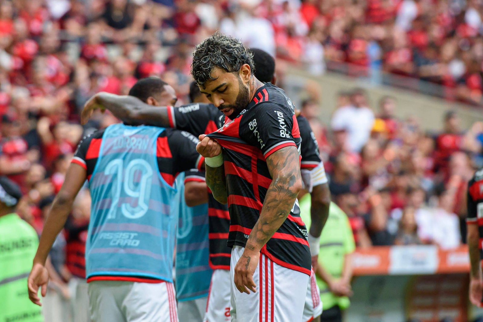 Gabigol volta a ser decisivo em final pelo Flamengo e vai de ‘moleque’ a predestinado