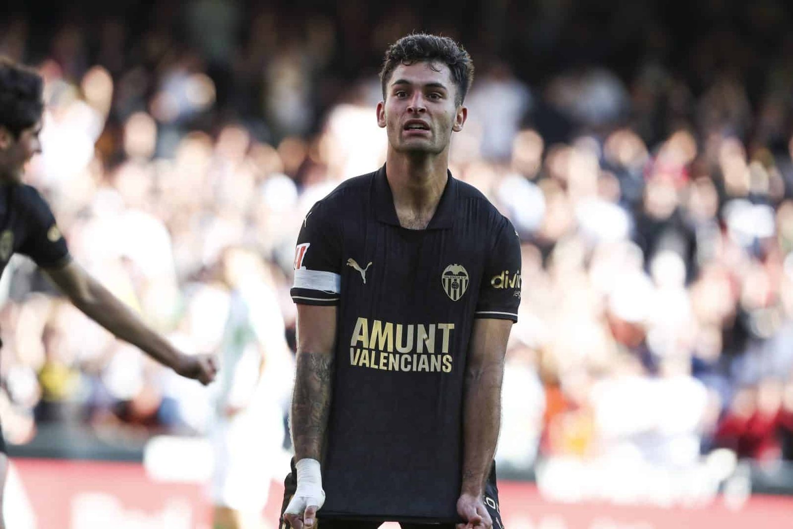 Valencia goleia em Mestella após um mês de tragédia