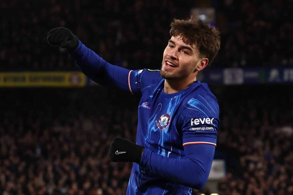 Chelsea vence forte concorrência e acerta com artilheiro cobiçado na Inglaterra