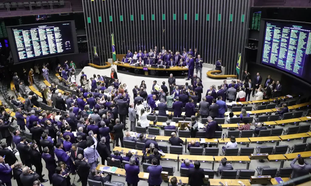 Câmara aprova texto-base da regulamentação do IBS