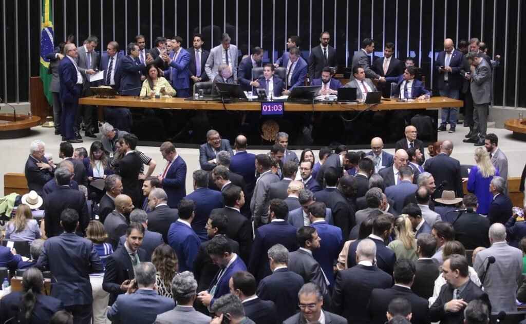 Projeto aprovado na Câmara garante mais 1 deputado federal para Goiás