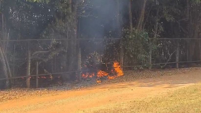 Incêndio florestal se aproxima de residências e assusta moradores em Brasília