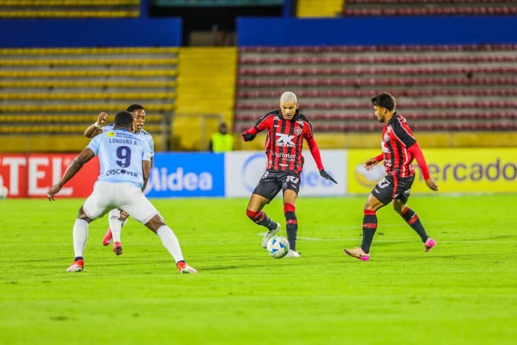 Falha inacreditável de goleiro elimina Vitória da Sul-Americana mesmo com um a mais