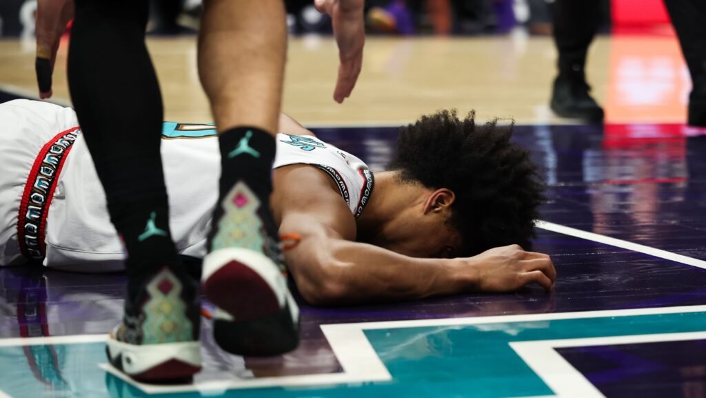 Atleta dos Grizzlies sofre queda grave, quebra pulso e deixa quadra em maca