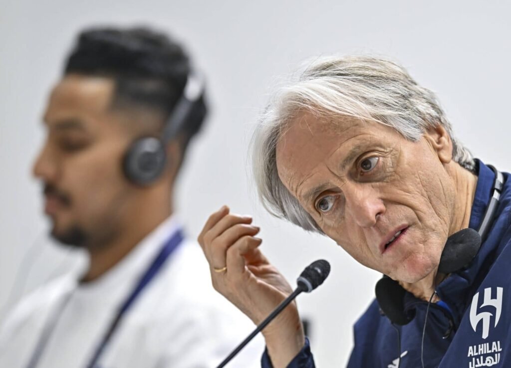 Jorge Jesus rebate pergunta irônica e adota silêncio sobre seleção brasileira