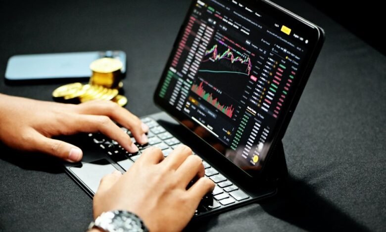 Juros futuros recuam após alívio nos Treasuries e falas de Galípolo Juros futuros recuam após alívio nos Treasuries e falas de Galípolo