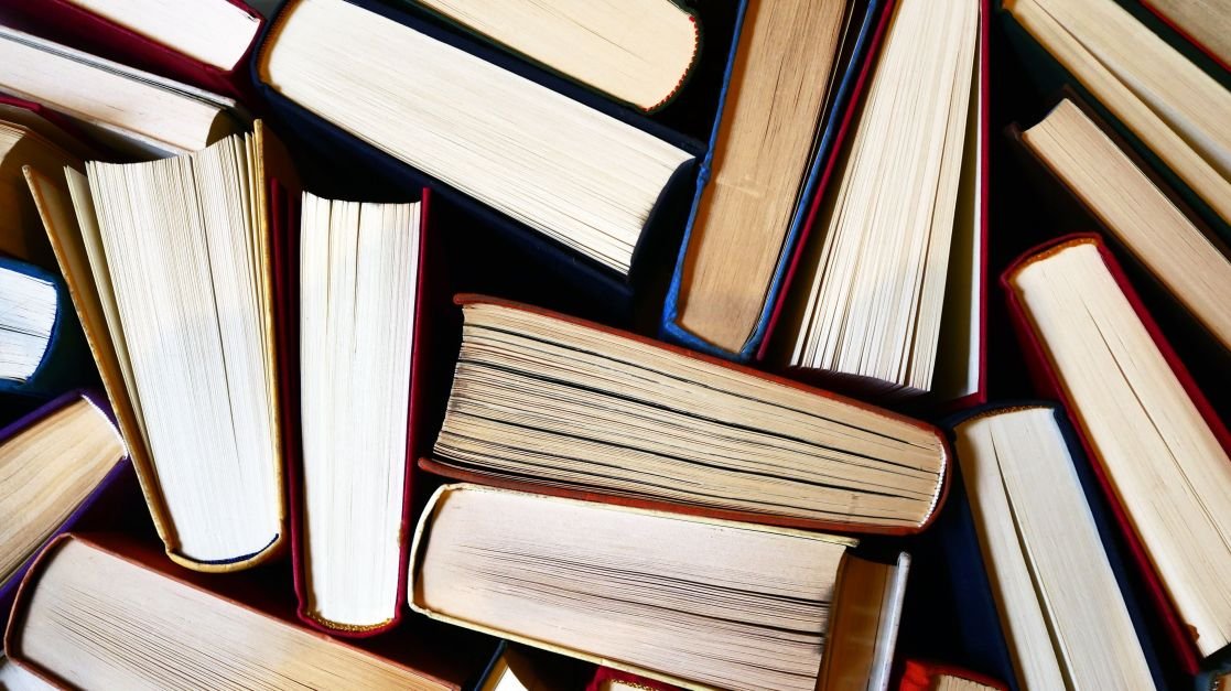 Senado aprova projeto que prevê tabelamento do preço de livros por um ano após lançamento