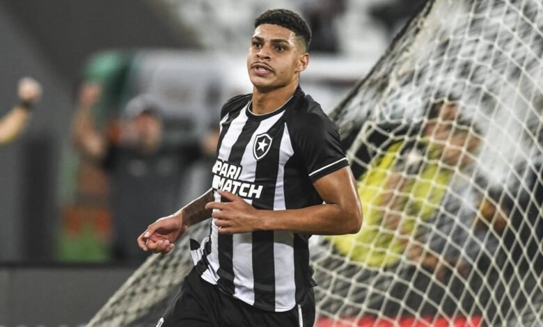 Como ex-Botafogo saiu de criticado no Brasil a reforço da vice-campeã europeia Internazionale Como ex-Botafogo saiu de criticado no Brasil a reforço da vice-campeã europeia Internazionale