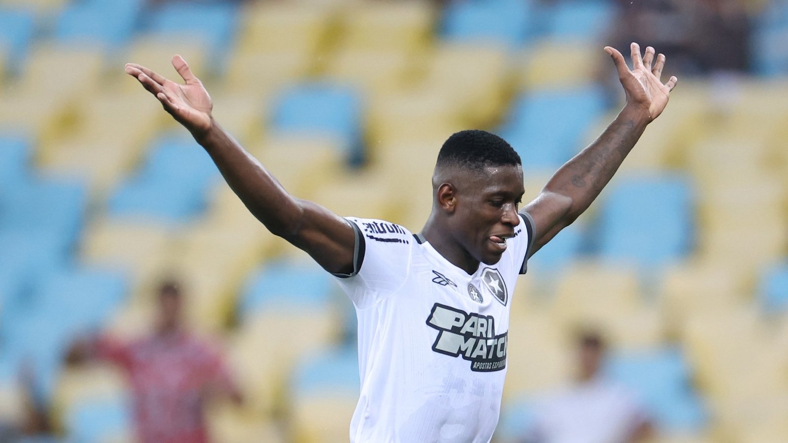 Felipe Melo falha, e Botafogo vence o Fluminense com Luiz Henrique como herói
