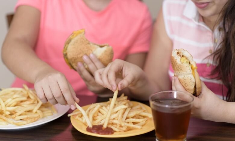 Comer mal pode aumentar risco de menstruar antes da hora, diz estudo Comer mal pode aumentar risco de menstruar antes da hora, diz estudo