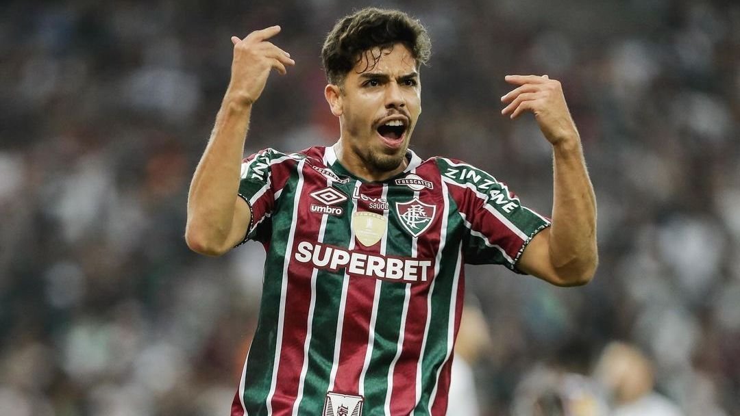Nonato, do Fluminense, deixa gramado de ambulância após choque de cabeça