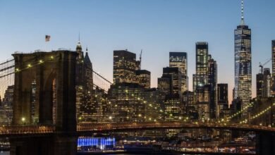 Navio de treinamento da Marinha Mexicana atinge ponte do Brooklyn