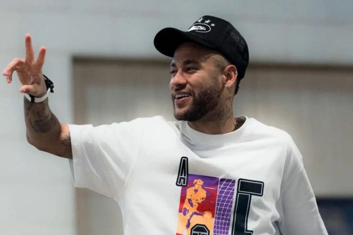 Lesionado, Neymar desembarca no Brasil para festão em Mangaratiba