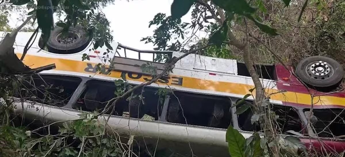 Ônibus cai em ribanceira e deixa 17 mortos em rodovia de Alagoas