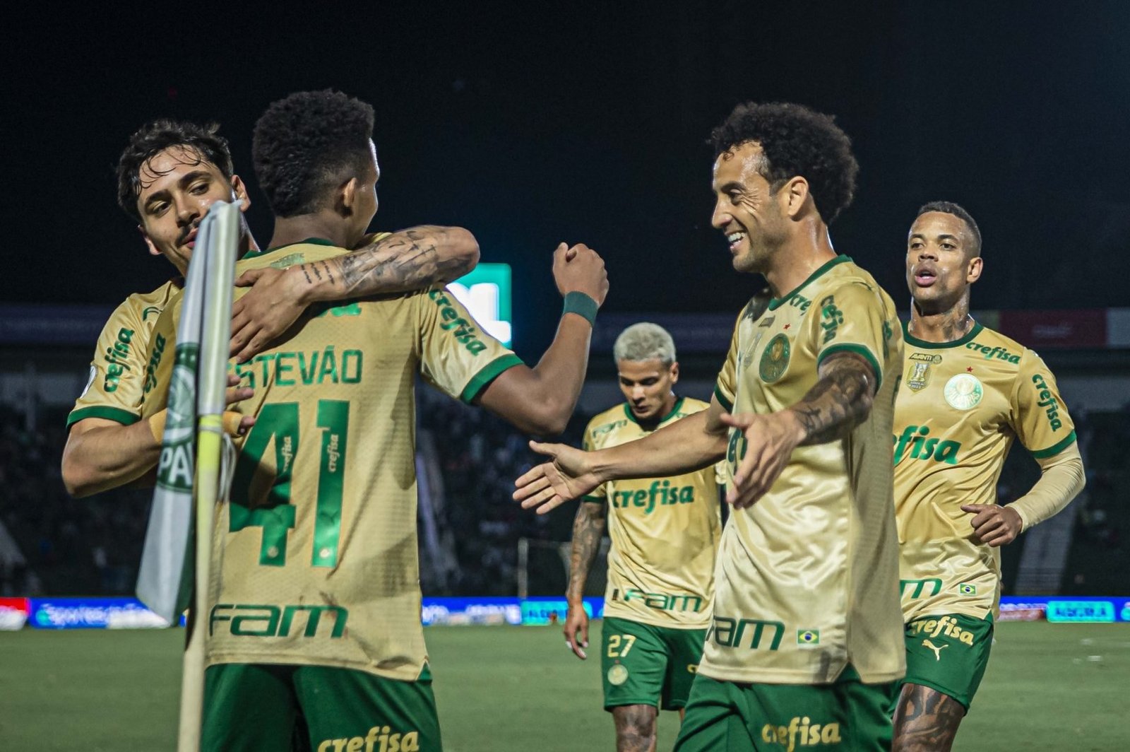 Com Estêvão, Palmeiras não sente falta alguma de Raphael Veiga e Gómez