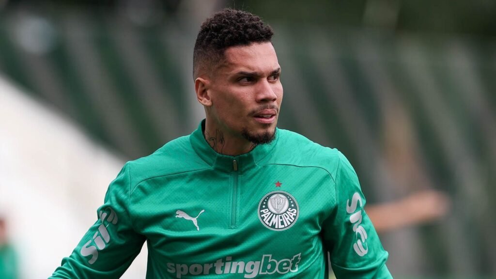 Paulinho vai a campo, e Veiga volta a treinar no Palmeiras após lesão