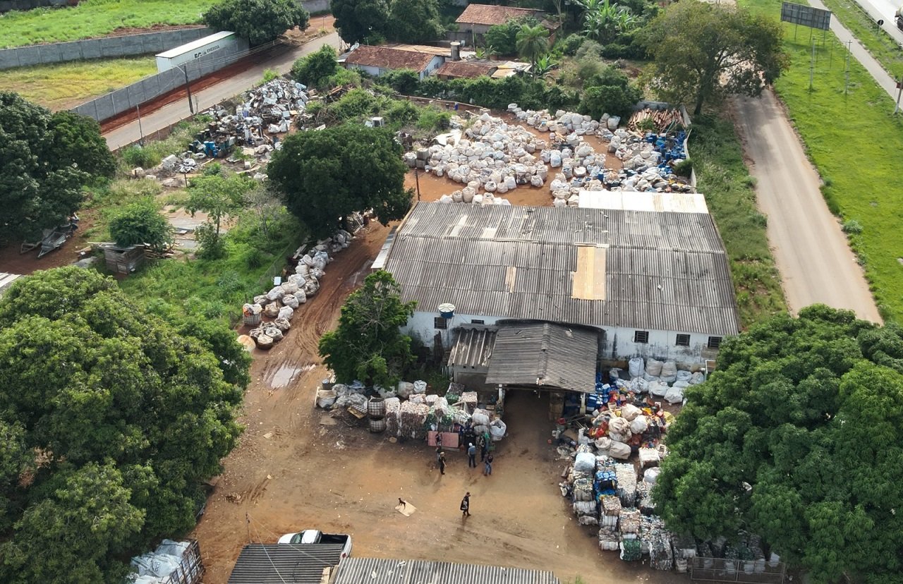 Dupla é presa por armazenar 25 toneladas de embalagens de agrotóxicos
