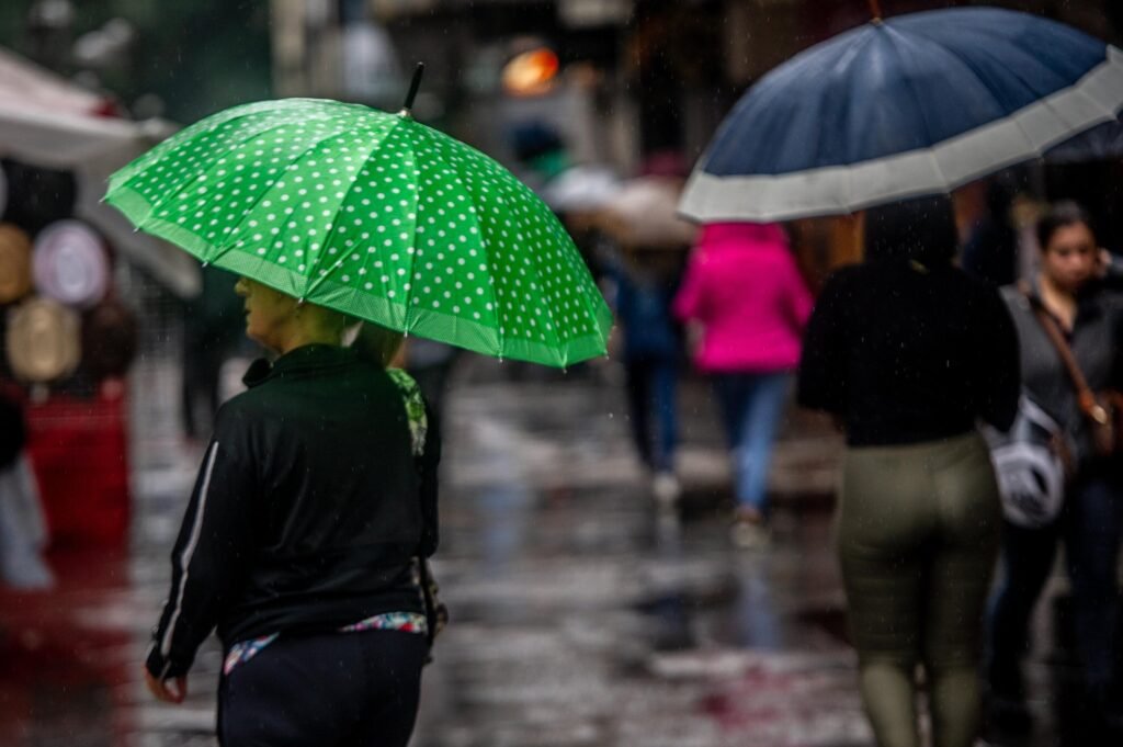 Frente fria pode provocar ventania de mais de 70 km/h em SP, PR e MS, diz Climatempo
