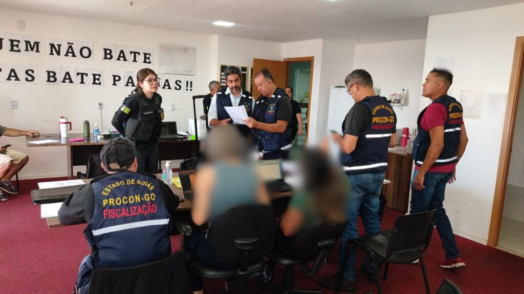 Procon e PC fecham empresas e prendem 8 em flagrante