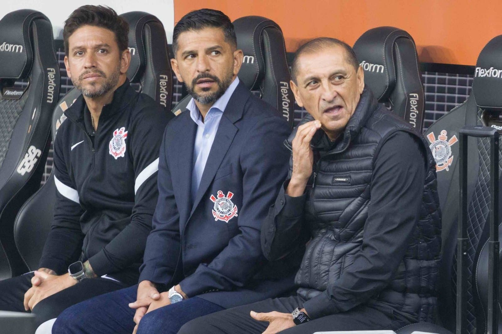 Corinthians não reage com um a mais, mas agora tem um campeonato a menos para não cair