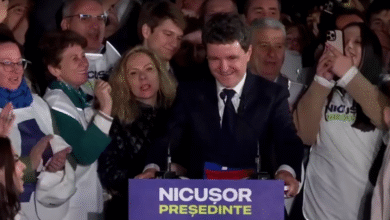 Romênia elege presidente centrista em disputa com extrema direita