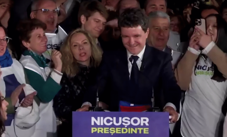 Romênia elege presidente centrista em disputa com extrema direita