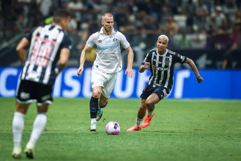 como Renato pretende escalar a zaga do Grêmio contra o Inter