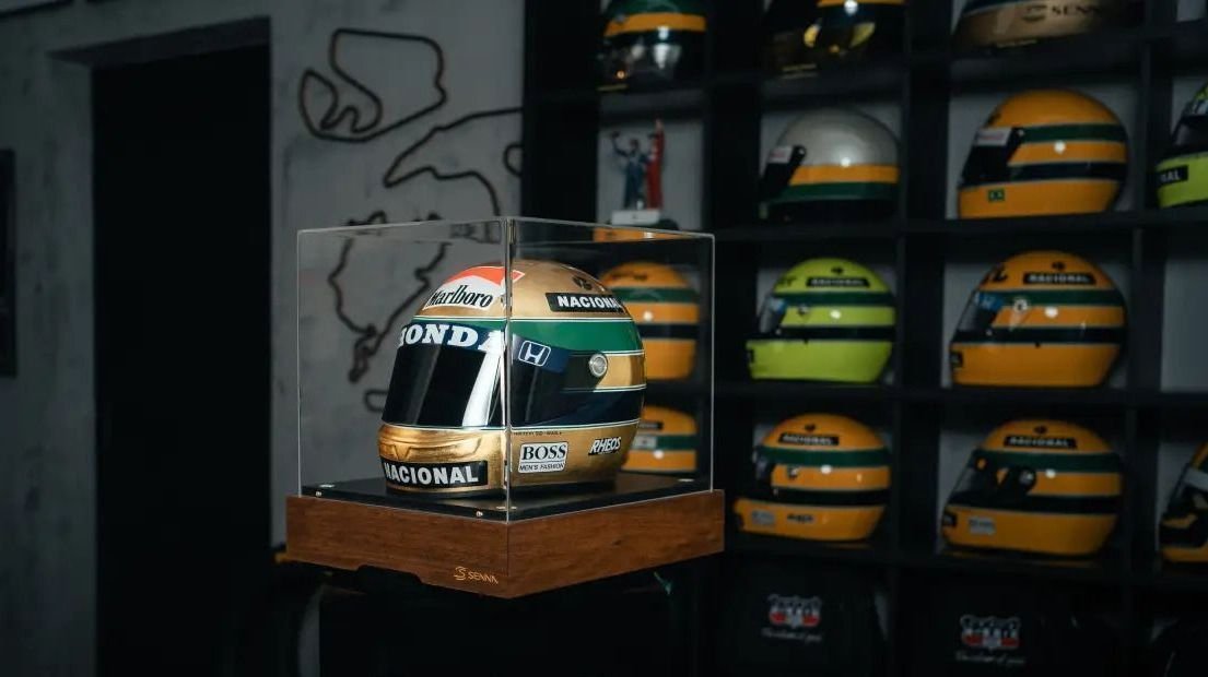 Empresa lança capacete folheado a ouro em homenagem a Senna; veja preço e detalhes Empresa lança capacete folheado a ouro em homenagem a Senna; veja preço e detalhes