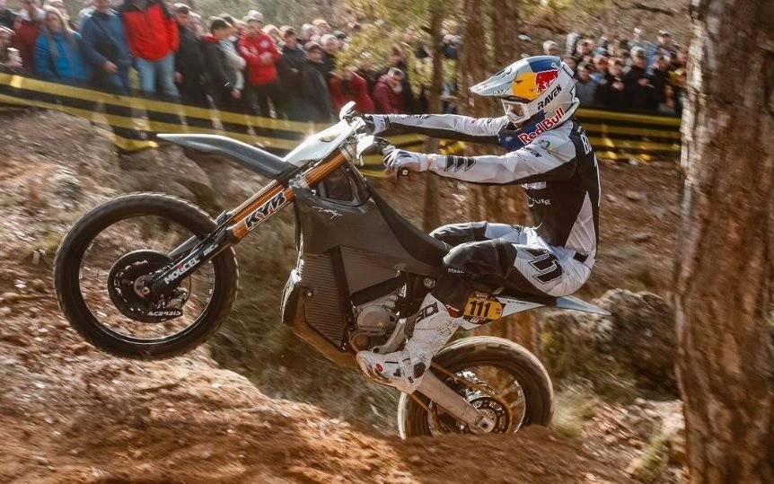 Campeão mundial de enduro mostra rosto “desfigurado“ após grave acidente
