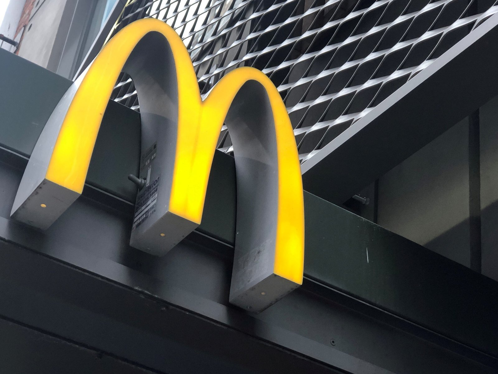 McDonald’s instala terminais de autoatendimento nos EUA que aceitam dinheiro e dão troco