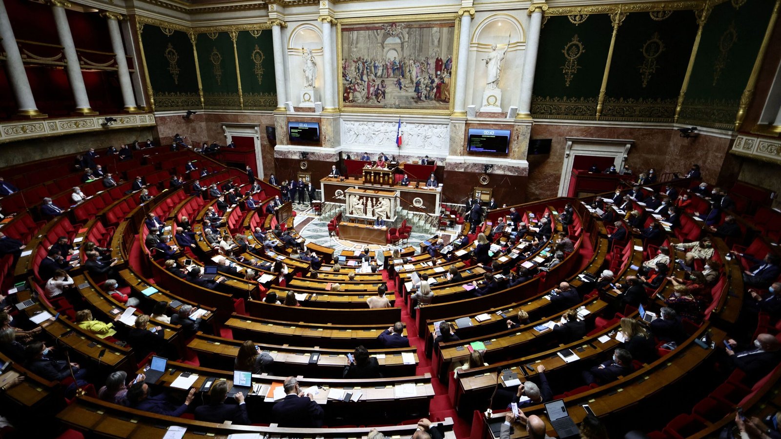 Parlamentares da França começam debate sobre voto de desconfiança contra premiê