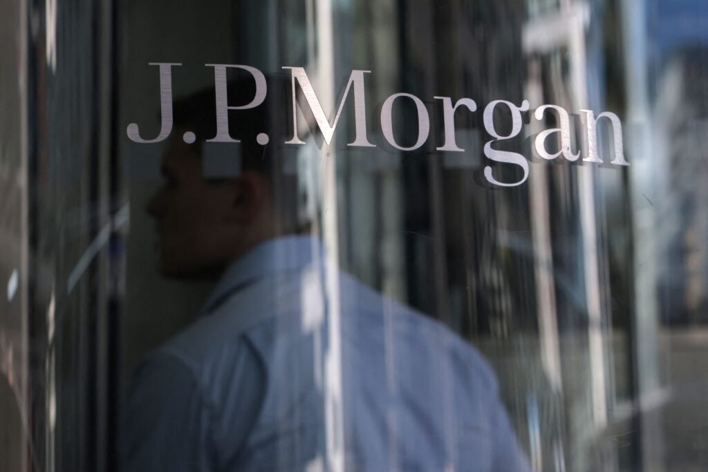 JPMorgan tem queda no lucro com provisões maiores para inadimplência
