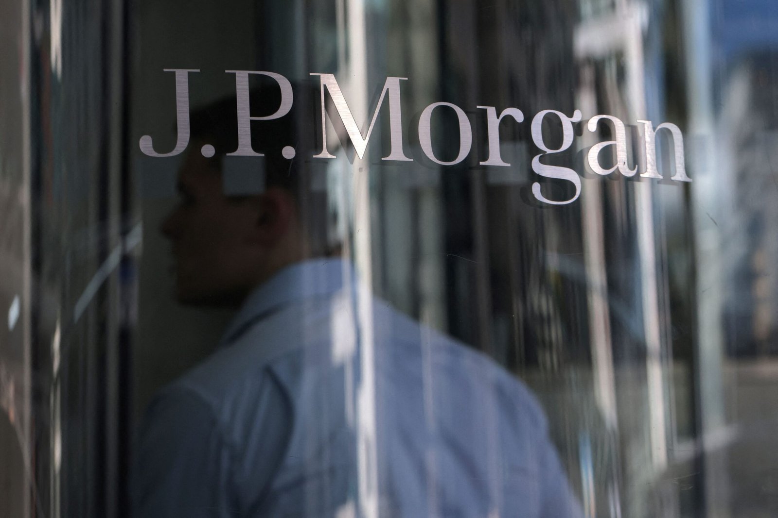 JPMorgan tem queda no lucro com provisões maiores para inadimplência