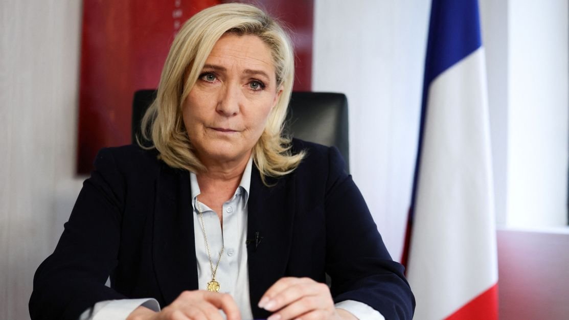 Le Pen faz alerta ao premiê da França e indica possível moção de desconfiança