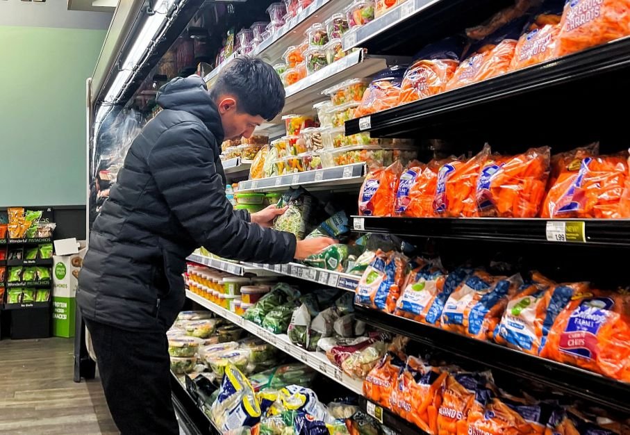 Medo de tarifas altas nos EUA leva americanos a estocar produtos