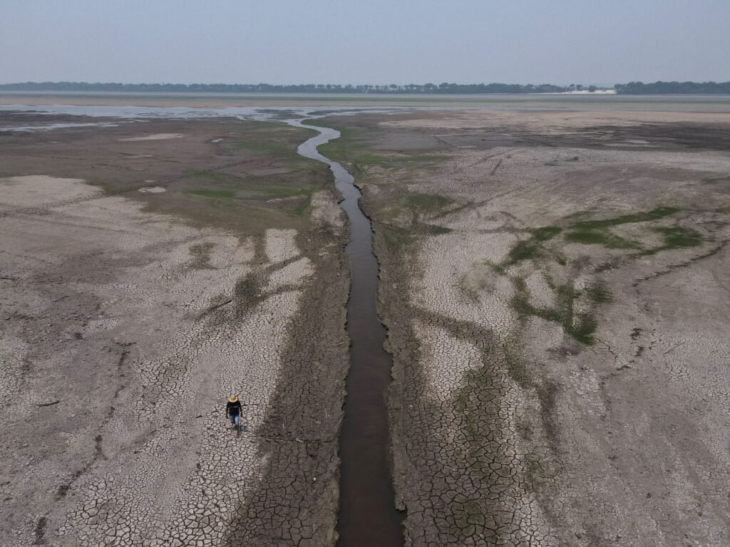 Rios Negro e Solimões atingem cota mínima histórica em meio à seca no Amazonas