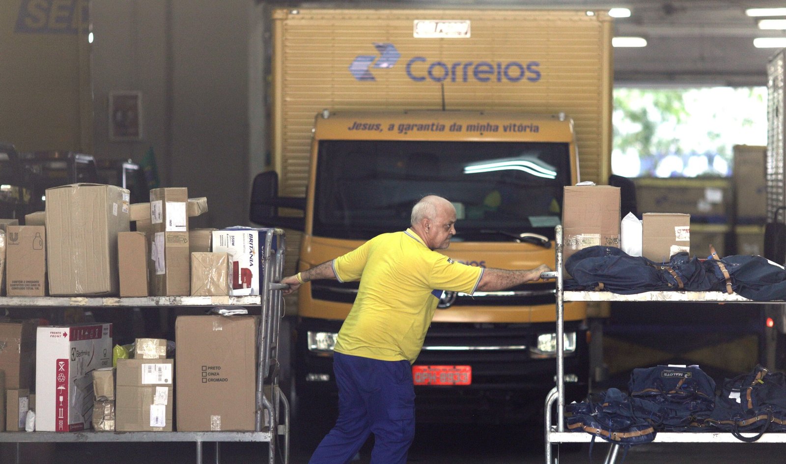 Correios fazem leilão de itens esquecidos com AirFryer e utensílios domésticos; veja como participar