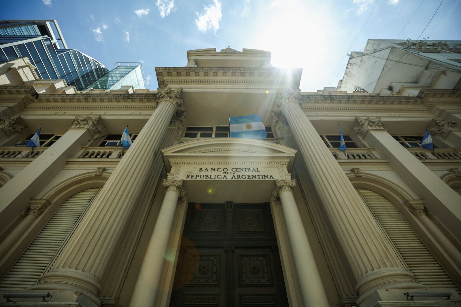 Banco Central da Argentina reduz taxa básica de juros de 35% para 32%