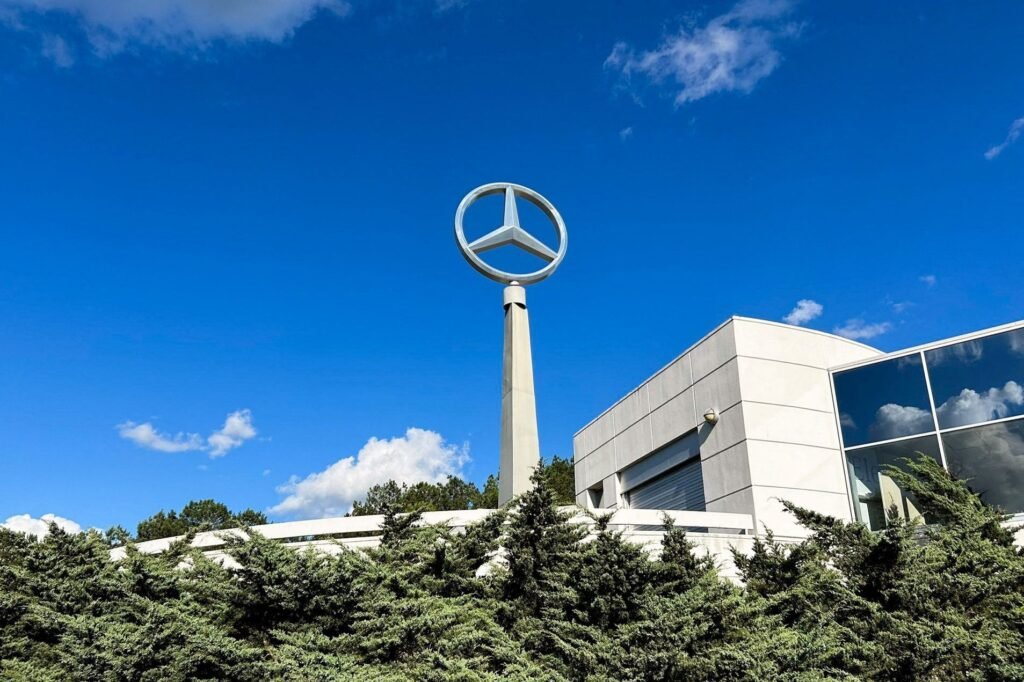 Mercedes aumentará cortes de custos após lucros caírem pela metade em meio baixa