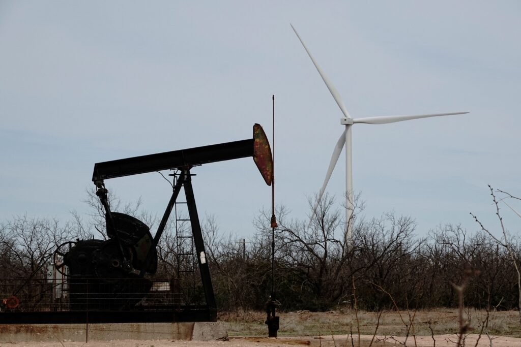 Petróleo interrompe quedas e sobe com furacão Francine e conflito em Gaza