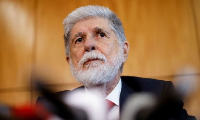 Argentina pede ajuda, e Amorim intercede com Maduro sobre refugiados em embaixada Argentina pede ajuda, e Amorim intercede com Maduro sobre refugiados em embaixada