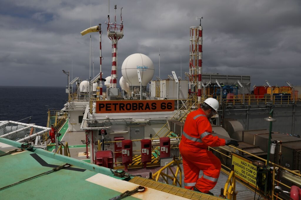 Petróleo fecha em alta de 3% com expectativa com desdobramentos no Oriente Médio