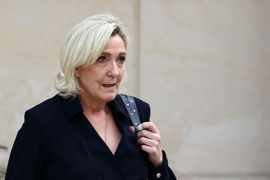 Le Pen enfrenta julgamento por suposto uso indevido de fundos da União Europeia