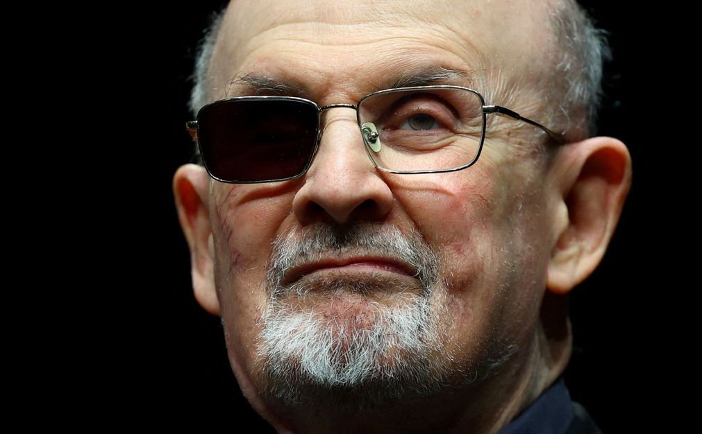 Homem que esfaqueou escritor Salman Rushdie é condenado a 25 anos de prisão