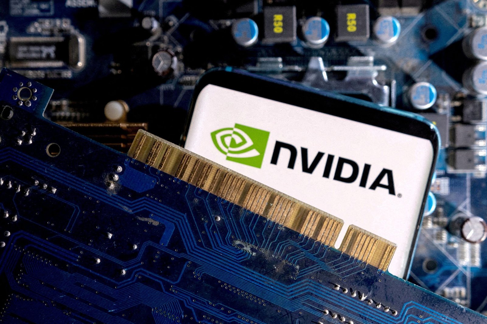 Nvidia na máxima: O que dizem os analistas que enxergam exagero nos preços de ações de IA